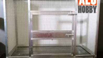 Chováte papouška? Víme, jak by měla být vybavená klec pro okřídleného společníka