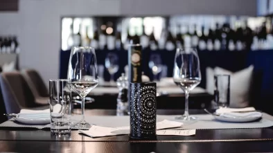 Prostřený stůl v restauraci – 10 nejlepších restaurací v Brně