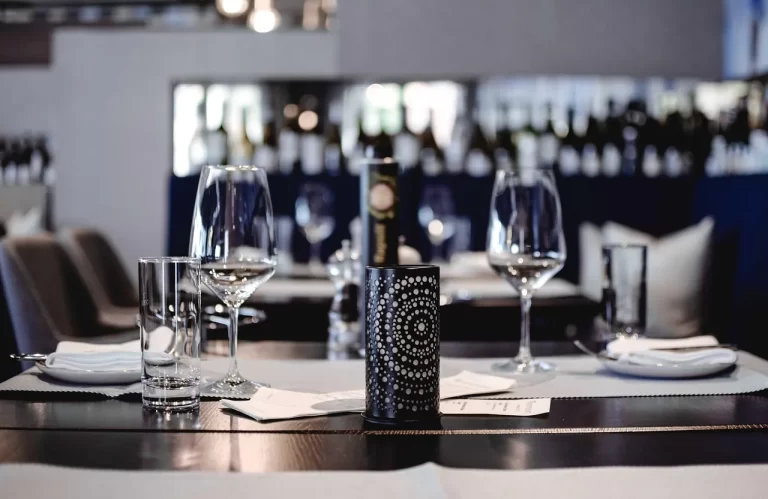 Prostřený stůl v restauraci – 10 nejlepších restaurací v Brně