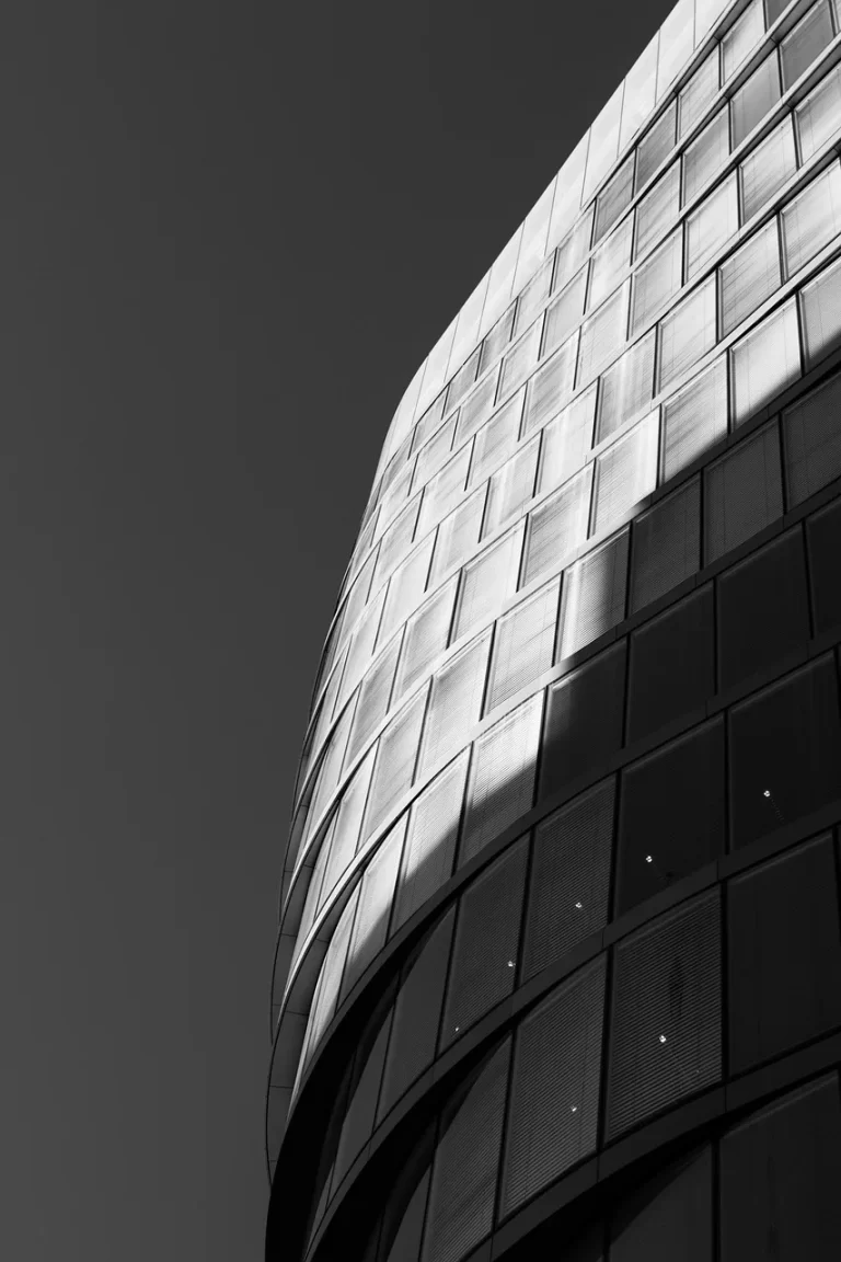 Detail moderní funkcionalistické architektury s čistými liniemi