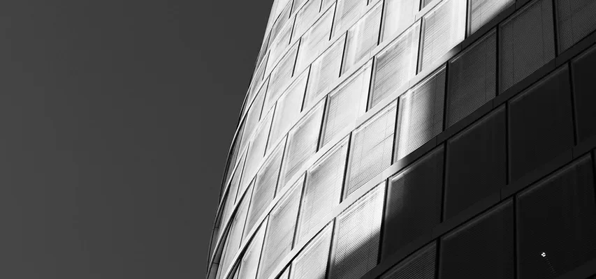 Detail moderní funkcionalistické architektury s čistými liniemi