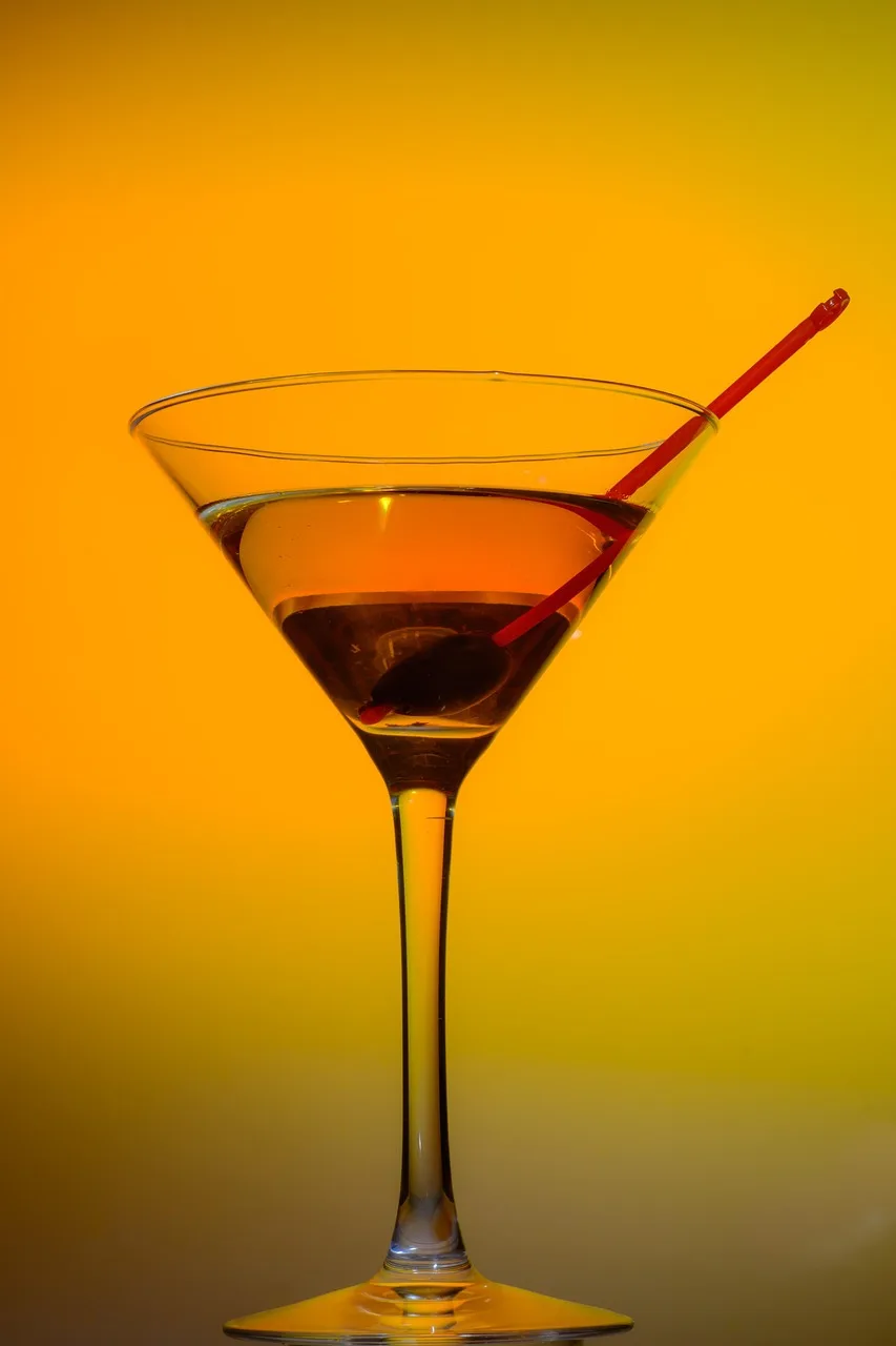 Drink v neformálním baru v Brně