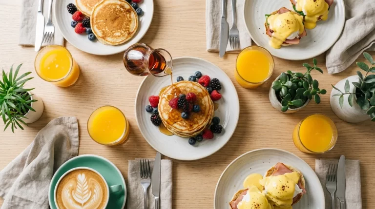 Ilustrační obrázek – brunch, pancakes a vejce Benedikt v OMNI café & brunch (ilustrační)