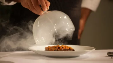 Vytříbeně naservírovaný pokrm ve stylu fine dining