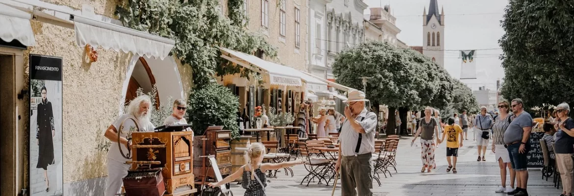 Dav lidí v ulici při festivalu