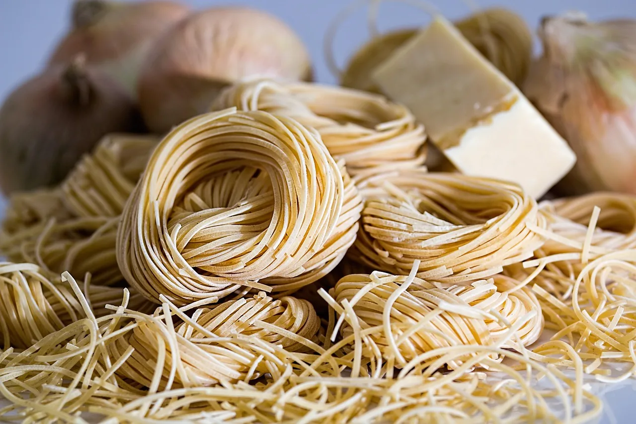 Talíř čerstvých italských těstovin v pasta baru v Brně