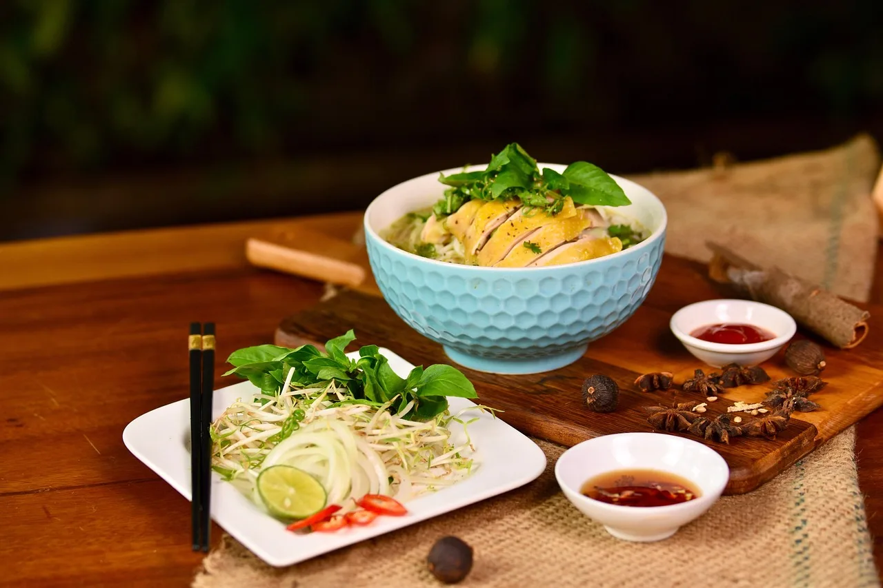 Vietnamská polévka pho v misce