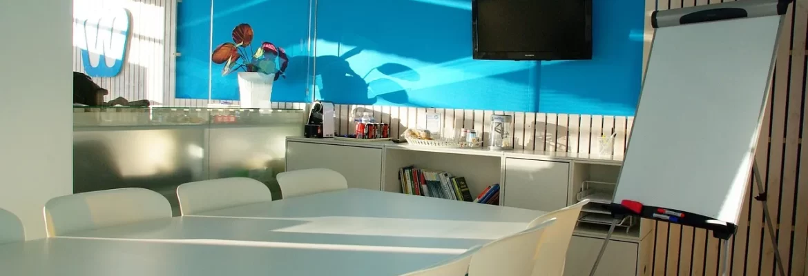 Moderní coworkingový prostor s pracovními místy a světlým interiérem