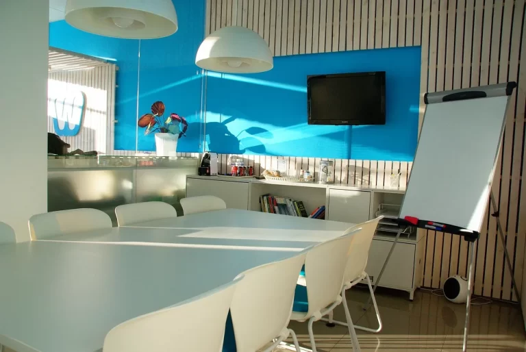 Moderní coworkingový prostor s pracovními místy a světlým interiérem