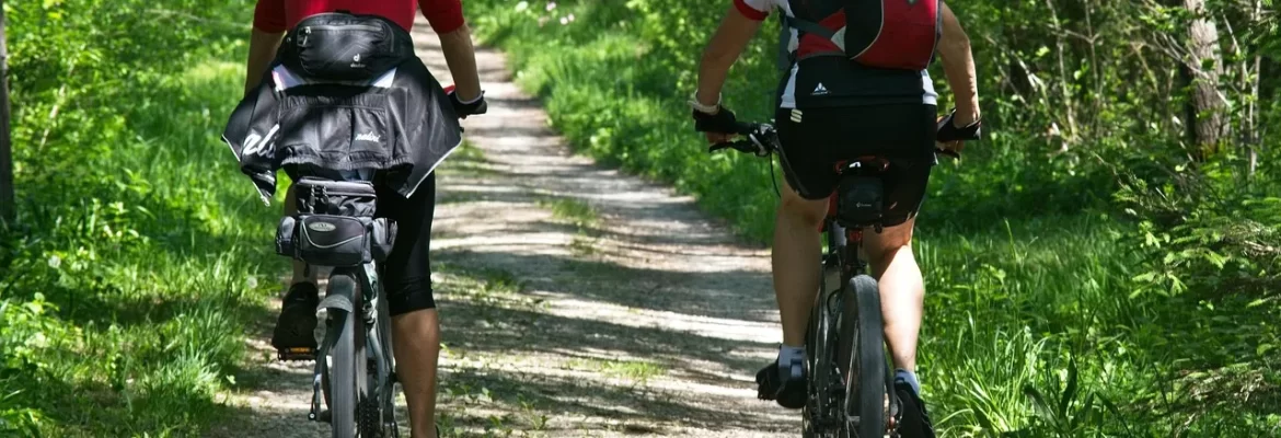 Cyklista na stezce v přírodě v okolí Brna