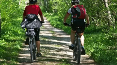 Cyklista na stezce v přírodě v okolí Brna