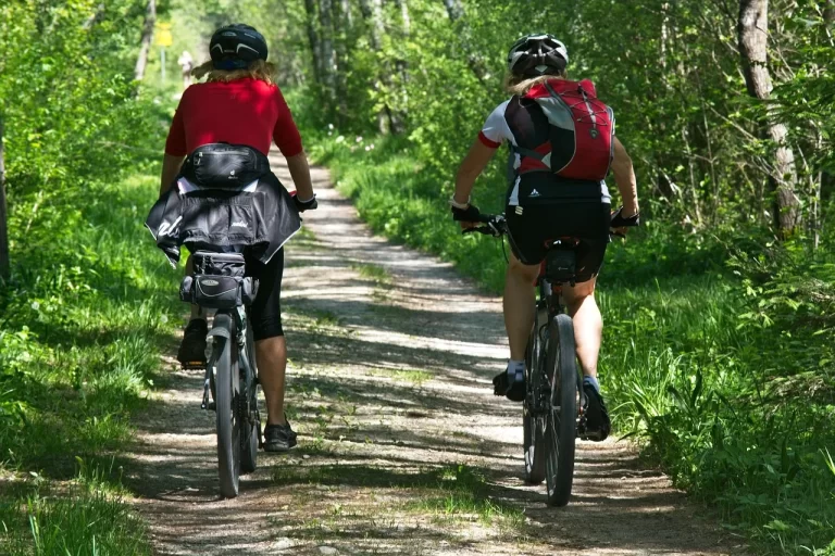 Cyklista na stezce v přírodě v okolí Brna