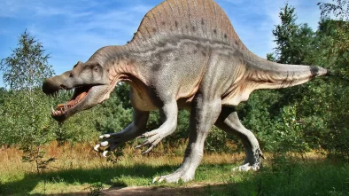 Model dinosaura v parku