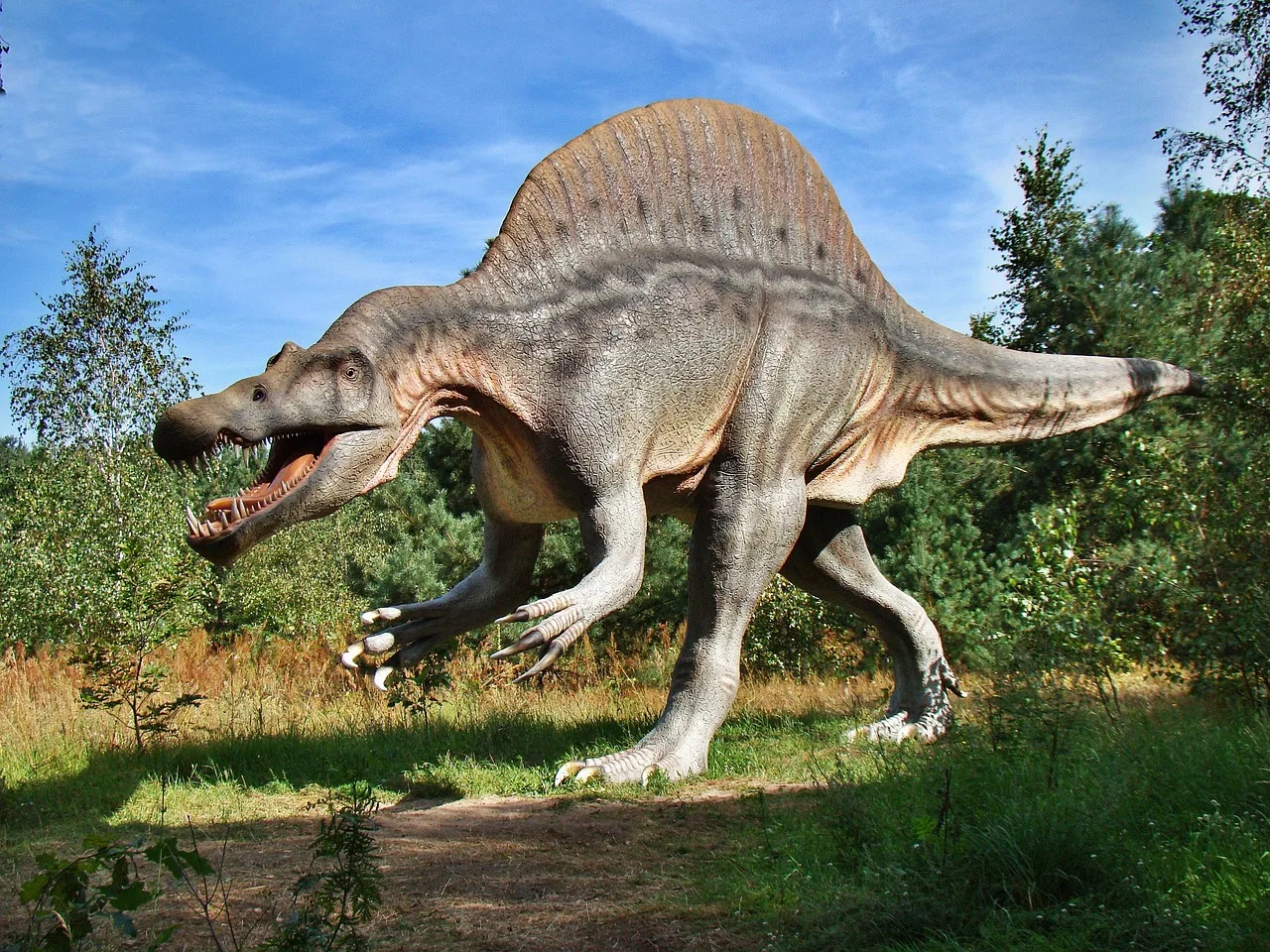 Model dinosaura v parku