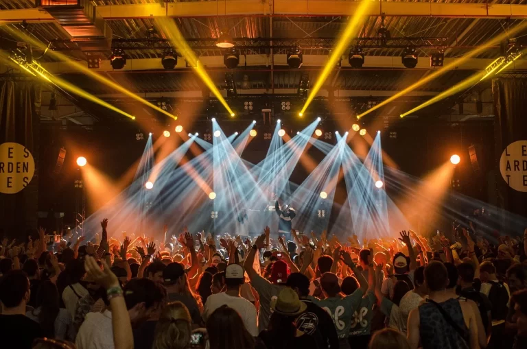 Koncert a publikum v hudebním klubu
