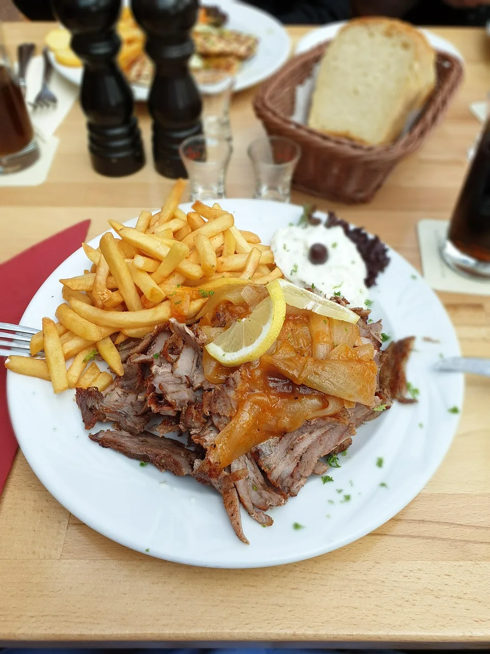 Řecké gyros s přílohami