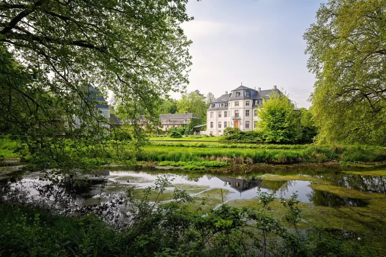 Středověký hrad na skále