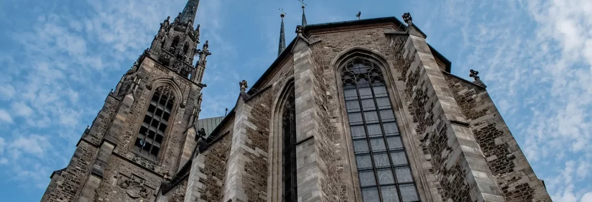 Katedrála svatého Petra a Pavla nad Brnem, dominanta večerního panoramatu