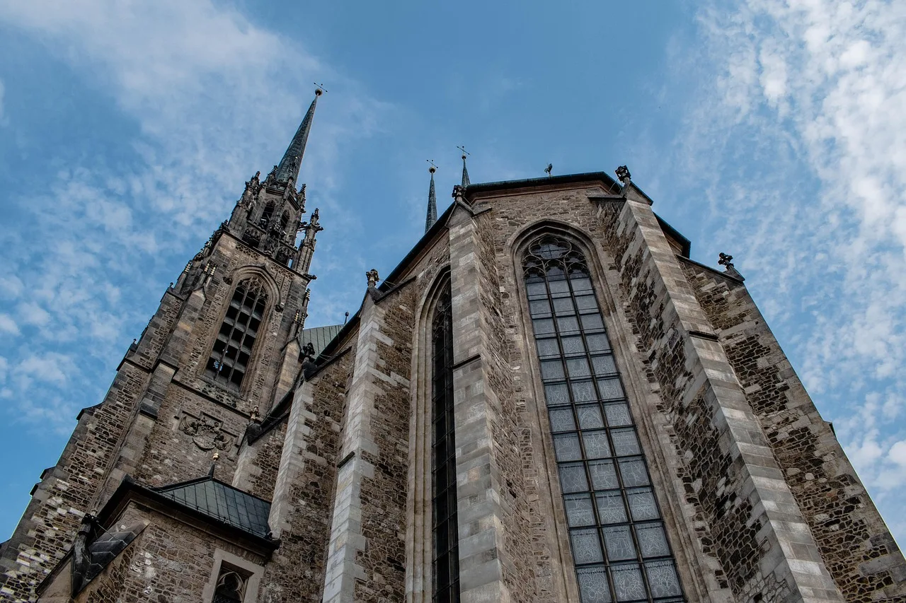 Katedrála svatého Petra a Pavla nad Brnem, dominanta večerního panoramatu