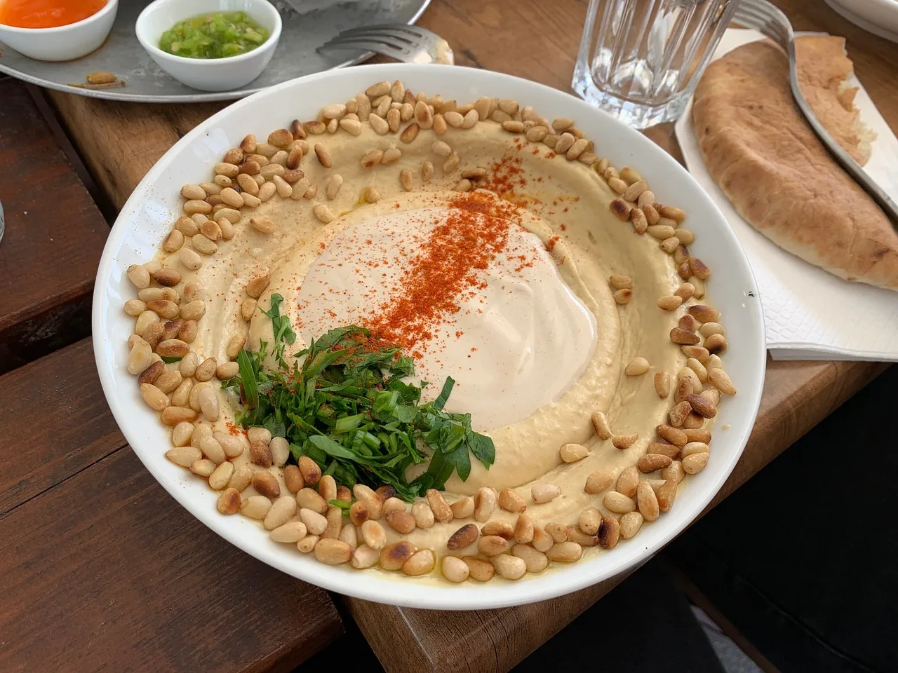 Libanonský mezze talíř s hummusem v restauraci v Brně