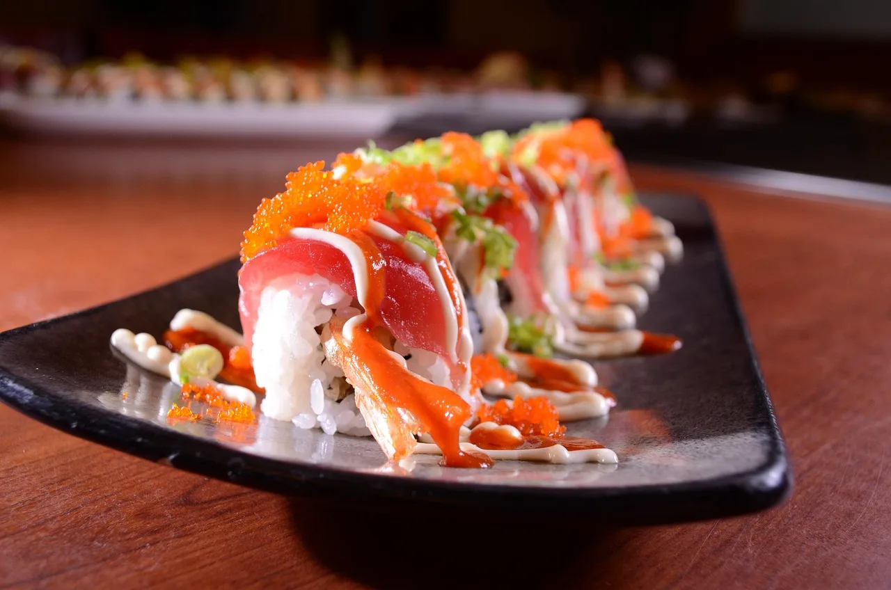 Japonské sushi na keramickém talíři v restauraci v Brně