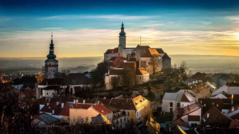 Mikulov se zámkem a Svatým kopečkem