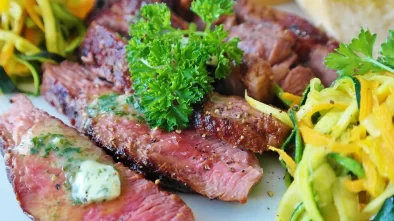 Steak z kvalitního masa, specialita steakové restaurace