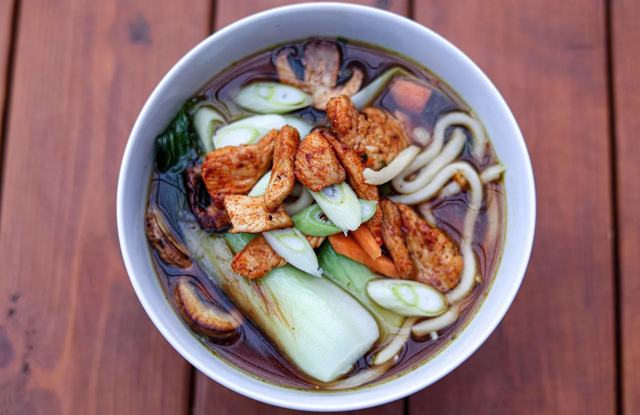 Miska ramen s vejcem a nudlemi
