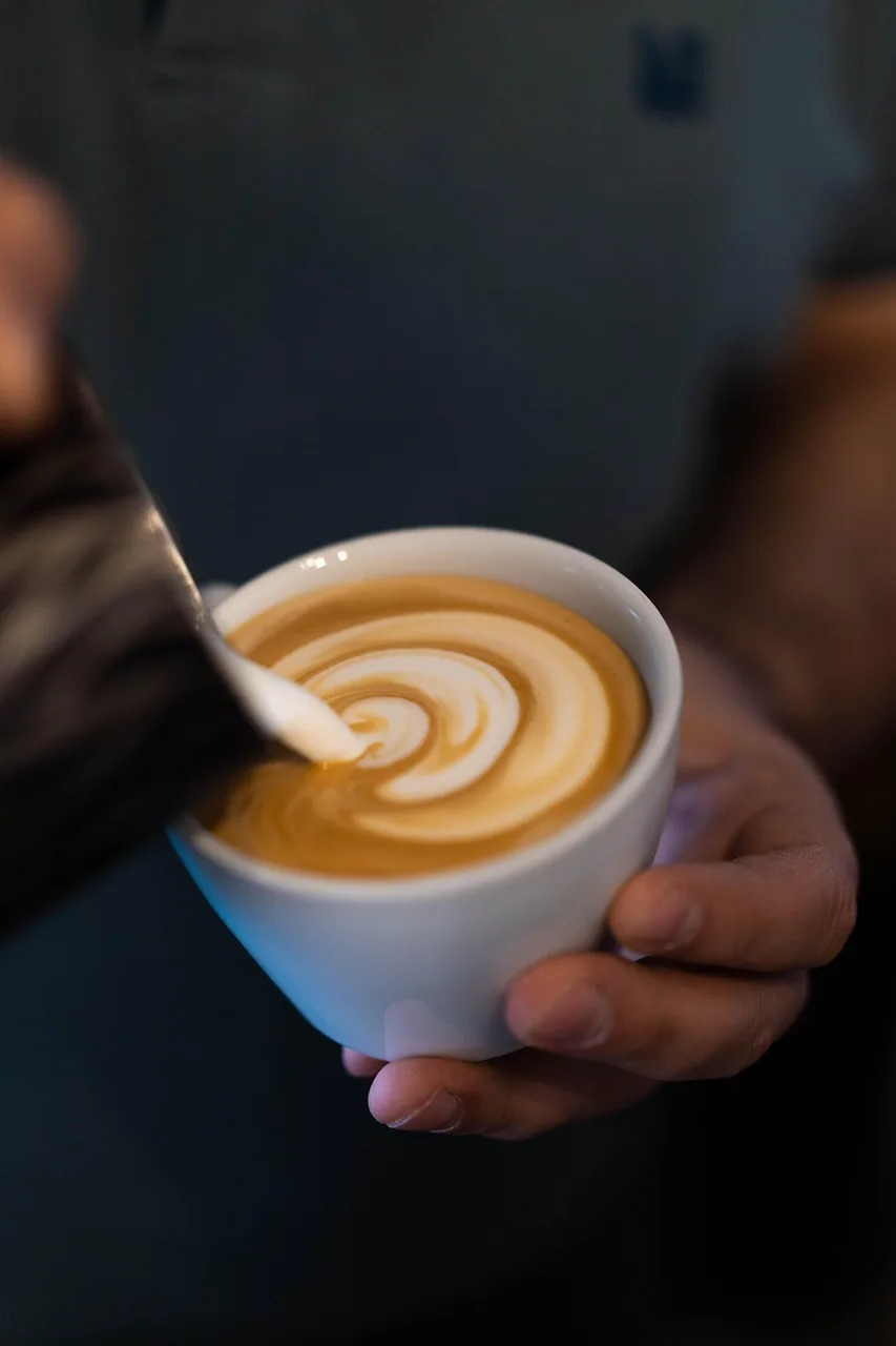 Latte art ve specialty kavárně Rebelbean v Brně