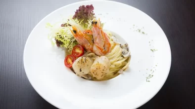 Vytříbeně naservírovaný pokrm ve stylu fine dining