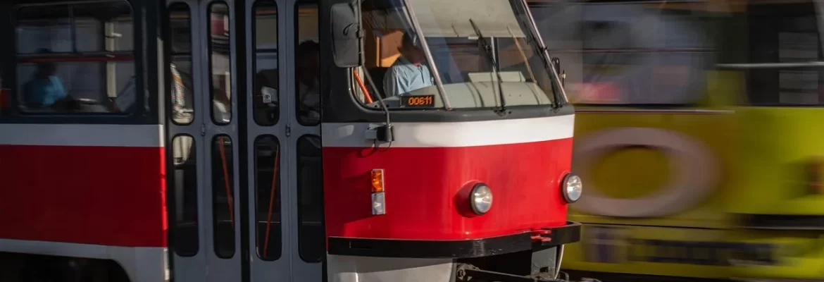 Tramvaj (šalina) v ulicích Brna, symbol studentské dopravy po městě