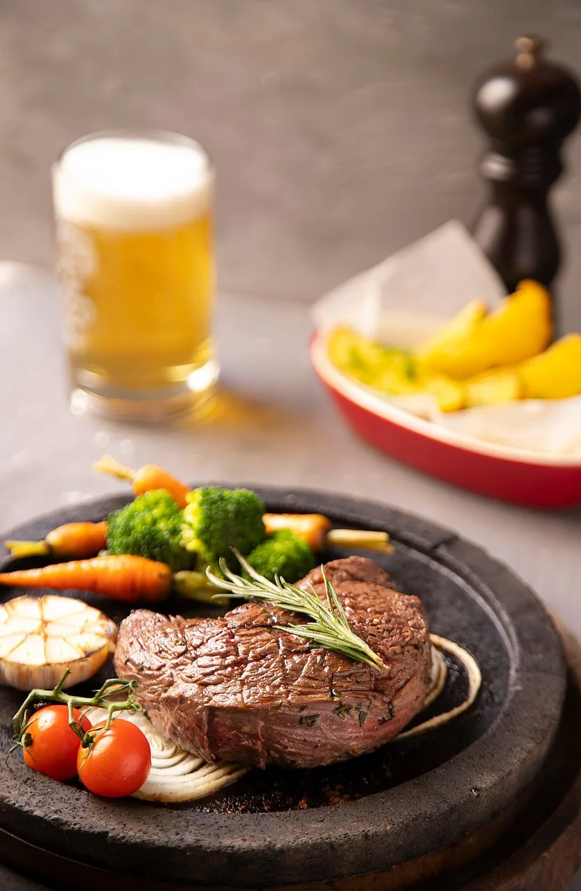 Steak s přílohou v restauraci v Brně