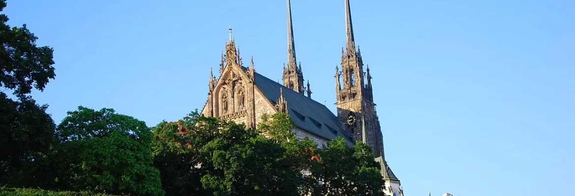 Panorama Brna s dominantami katedrály na Petrově a hradu Špilberk