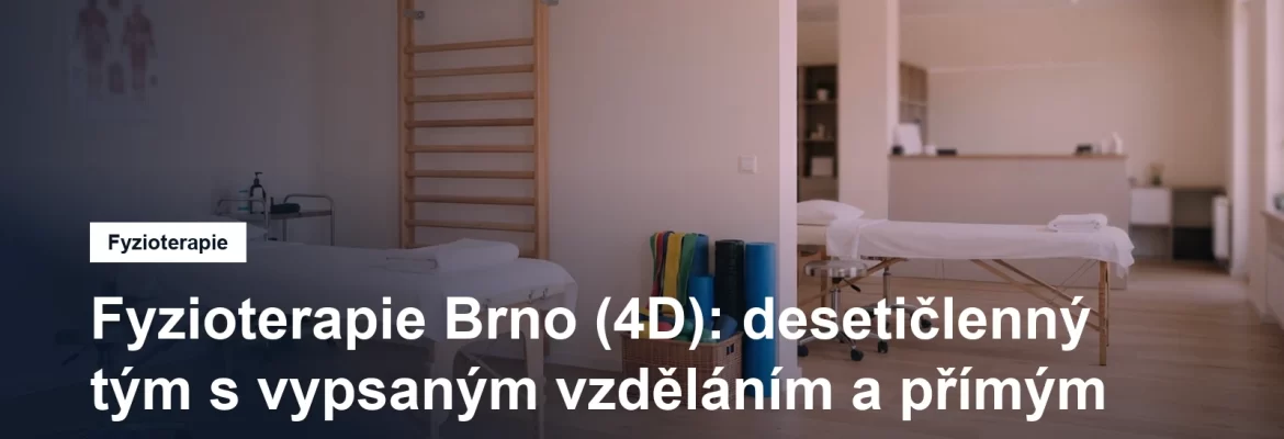 Prostorná fyzioterapeutická ordinace se dvěma lehátky, žebřinami na stěně a pomůckami na cvičení v koši