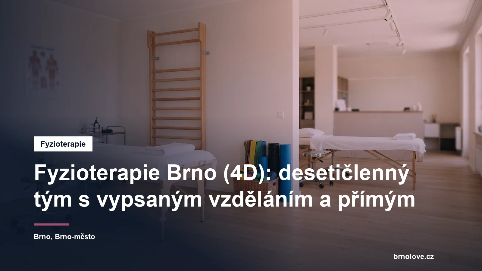 Prostorná fyzioterapeutická ordinace se dvěma lehátky, žebřinami na stěně a pomůckami na cvičení v koši