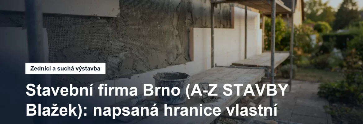Rodinný dům obestavěný rámovým lešením, na fasádě rozpracované zateplení s izolačními deskami a natažená stěrka