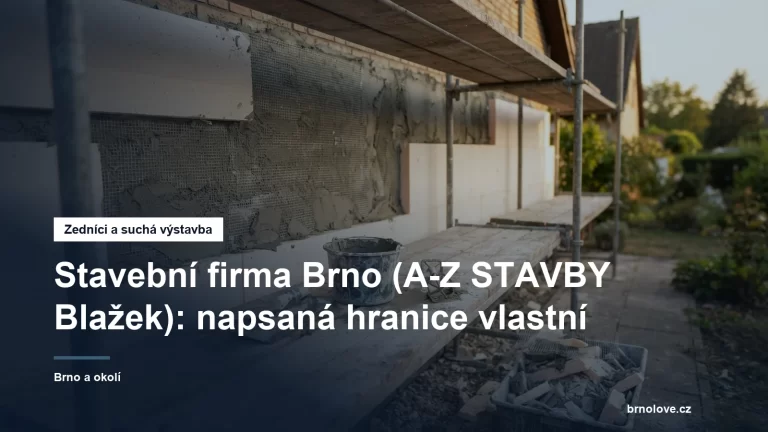 Rodinný dům obestavěný rámovým lešením, na fasádě rozpracované zateplení s izolačními deskami a natažená stěrka