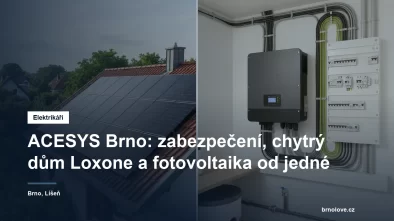 Fotovoltaické panely na střeše rodinného domu a hybridní měnič s rozvaděčem v technické místnosti