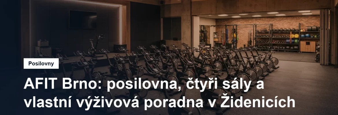 Prostorný sál fitness centra s řadou spinningových kol a velkými okny