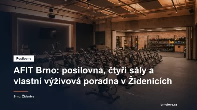 Prostorný sál fitness centra s řadou spinningových kol a velkými okny
