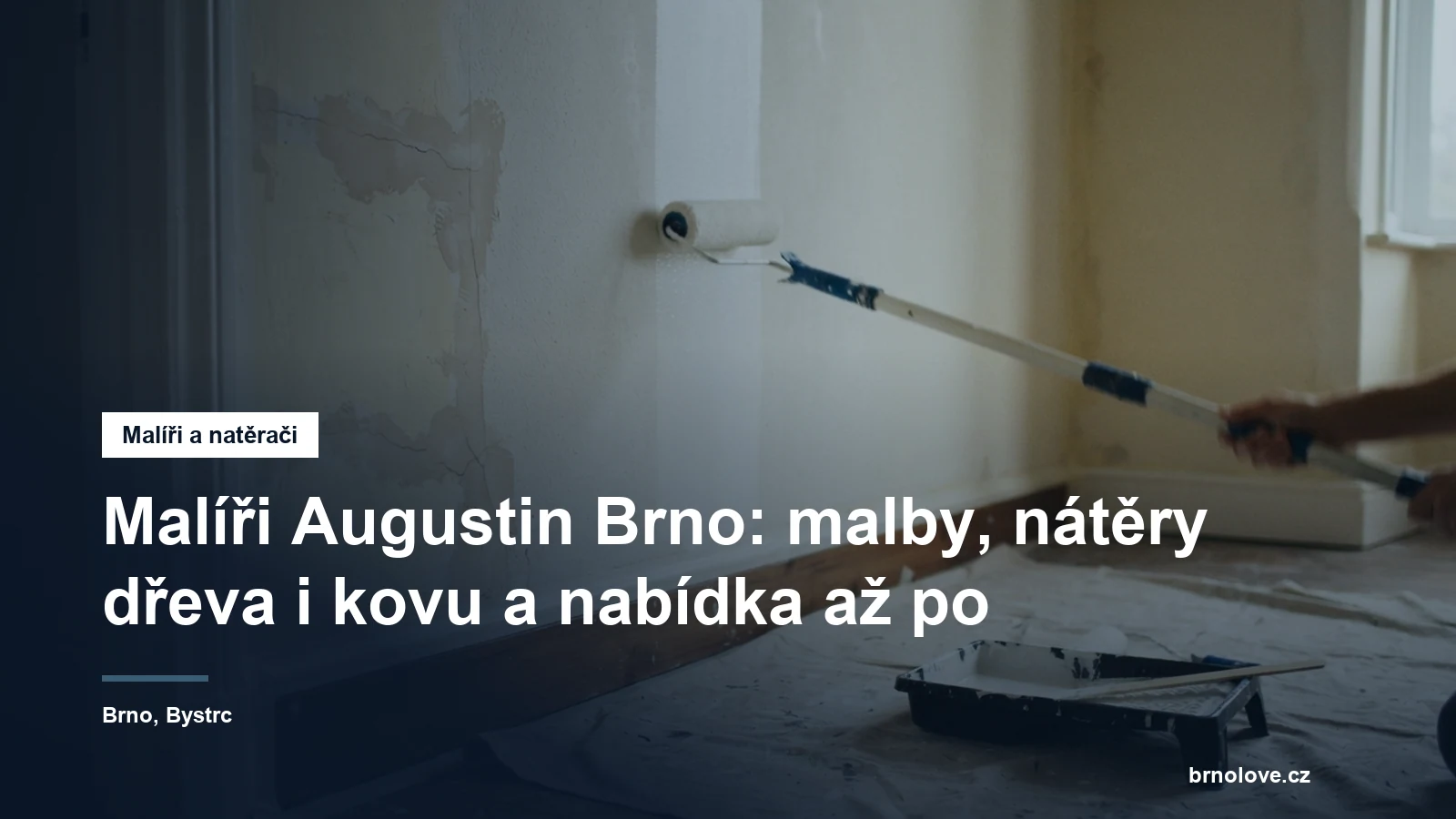 Malířský váleček na teleskopické tyči nanáší bílou barvu na stěnu prázdného pokoje, u paty stěny zakrývací plachta a maskovací páska