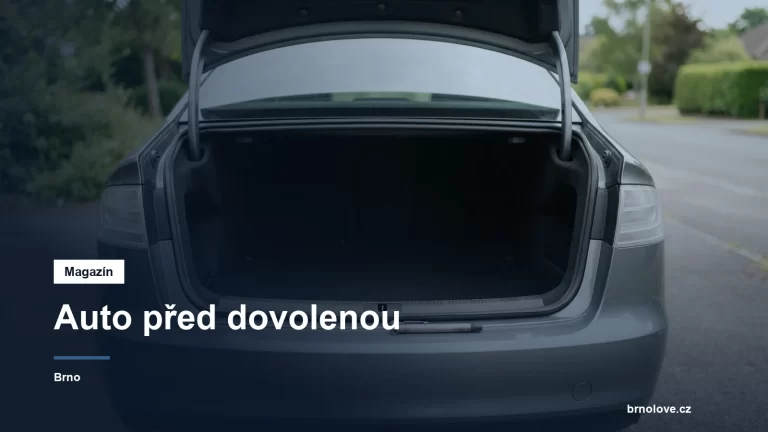 Otevřený prázdný kufr auta a manometr