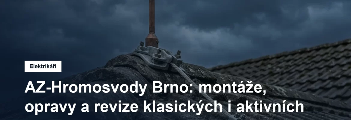 Jímací tyč hromosvodu a svod se svorkou na hřebeni střechy rodinného domu pod bouřkovou oblohou