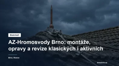 Jímací tyč hromosvodu a svod se svorkou na hřebeni střechy rodinného domu pod bouřkovou oblohou