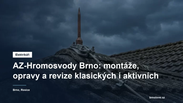 Jímací tyč hromosvodu a svod se svorkou na hřebeni střechy rodinného domu pod bouřkovou oblohou