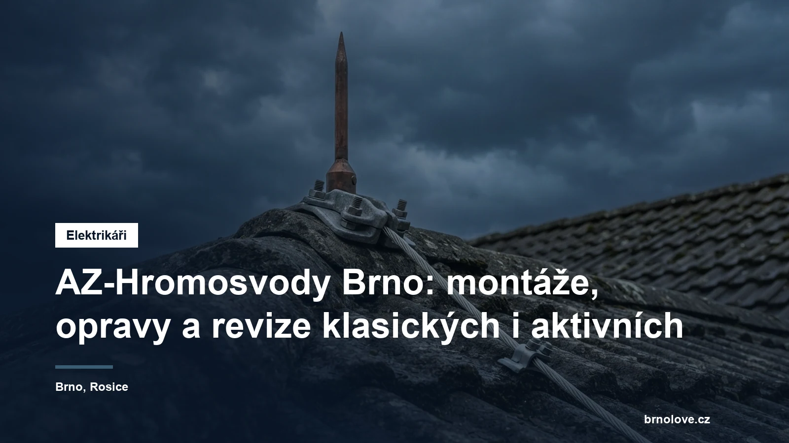 Jímací tyč hromosvodu a svod se svorkou na hřebeni střechy rodinného domu pod bouřkovou oblohou