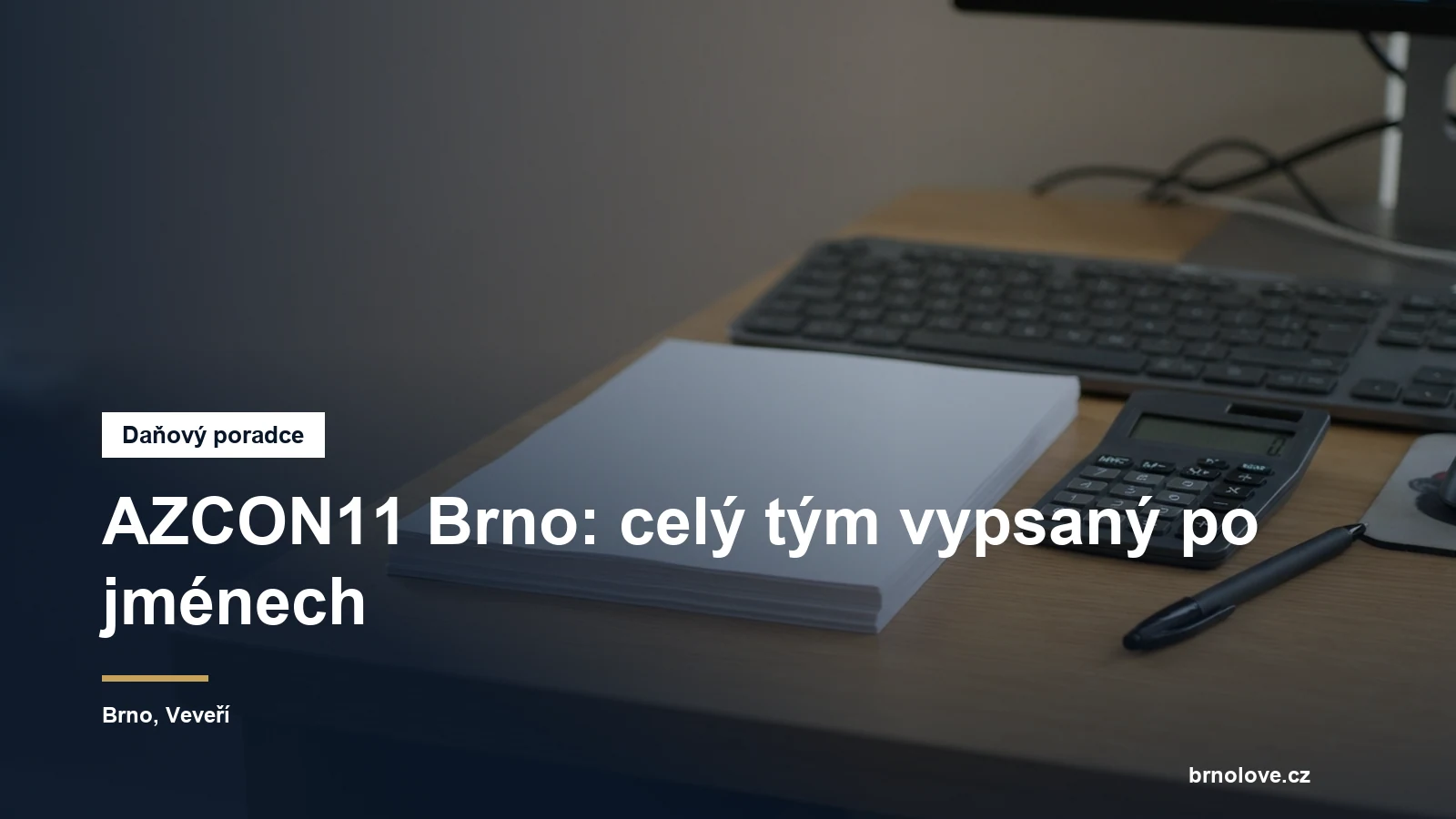 Účetní doklady a kalkulačka na stole v kanceláři