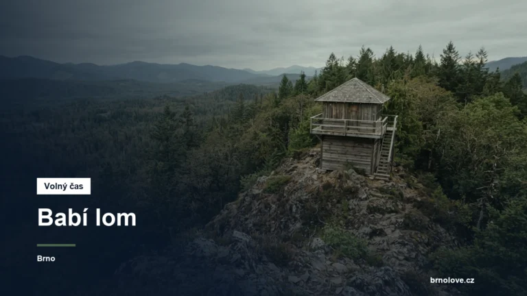 Dřevěná rozhledna na skalnatém hřebeni