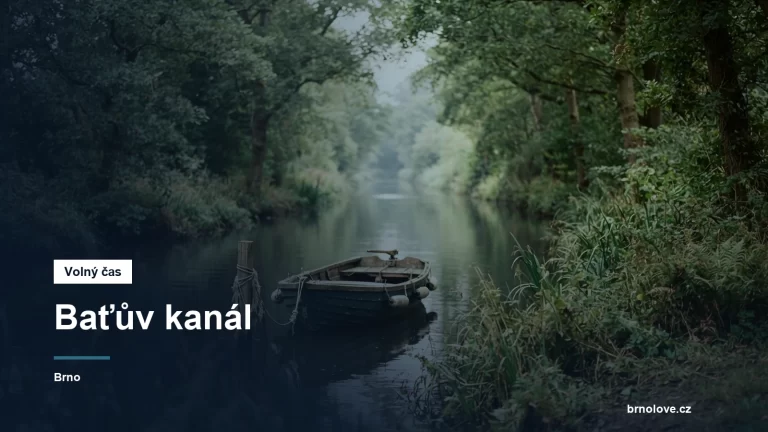 Malý člun na klidném kanálu
