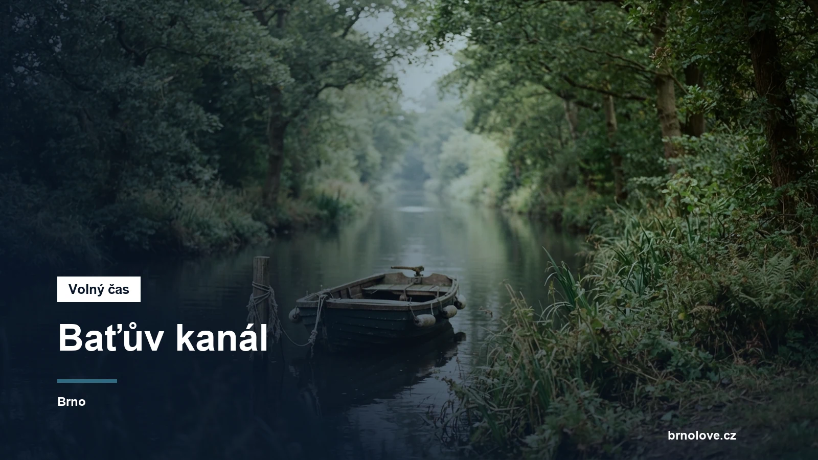 Malý člun na klidném kanálu